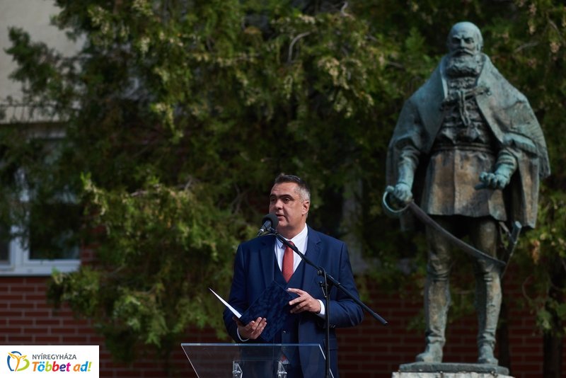 Koszorúzás  a Damjanich János szobornál