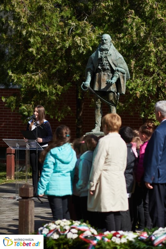 Koszorúzás  a Damjanich János szobornál