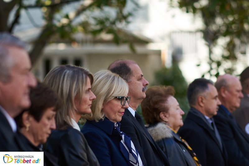 Koszorúzás  a Damjanich János szobornál