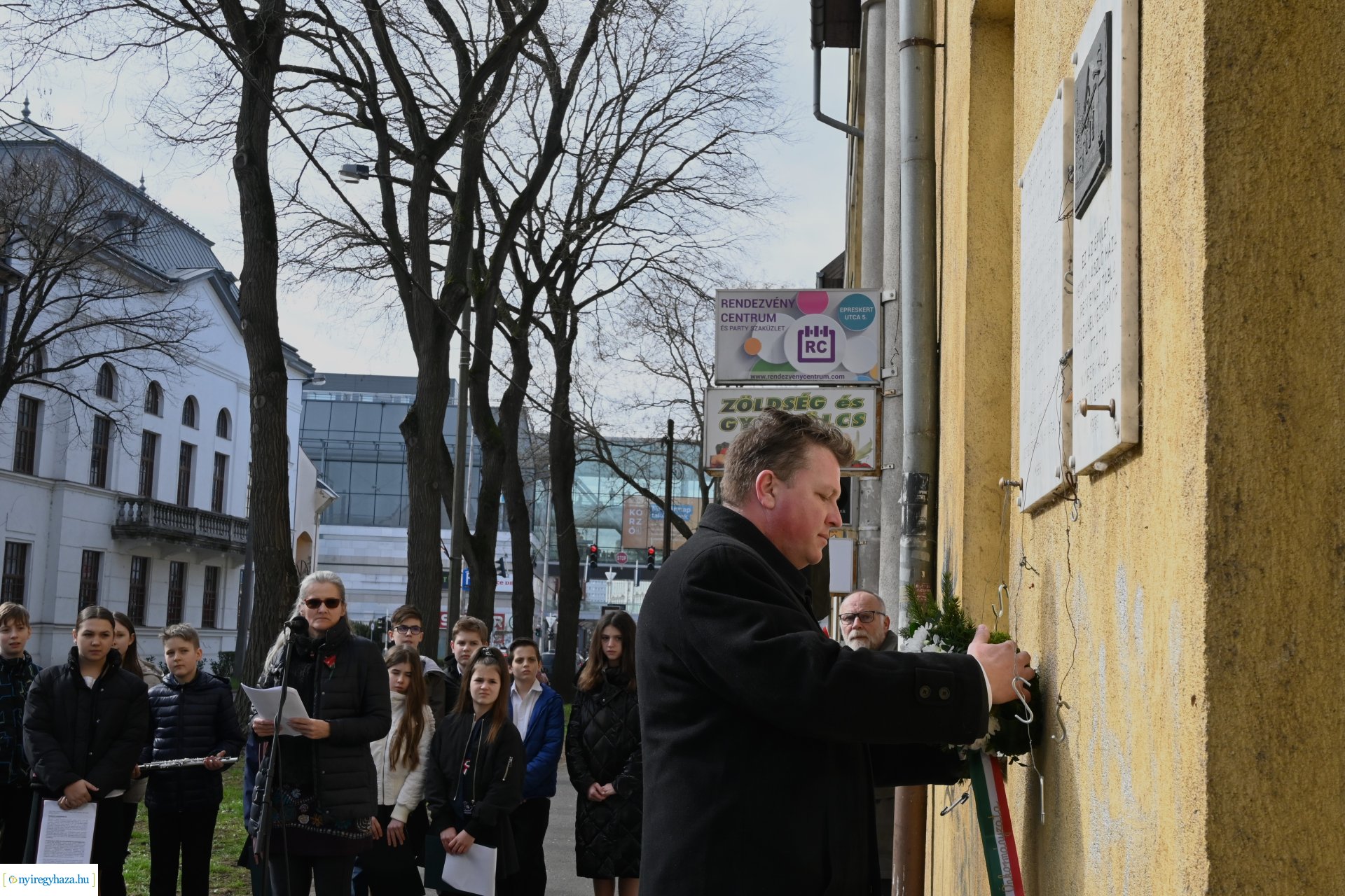 Koszorúzás Irányi Dániel emléktáblájánál