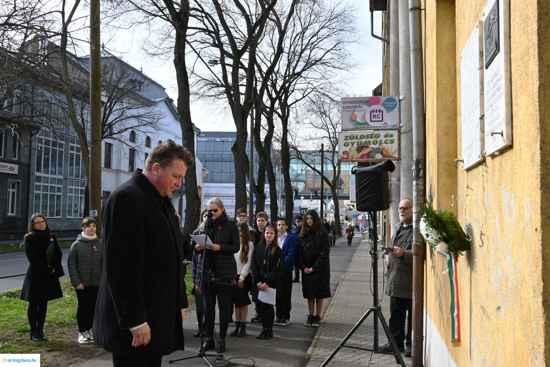 Koszorúzás Irányi Dániel emléktáblájánál