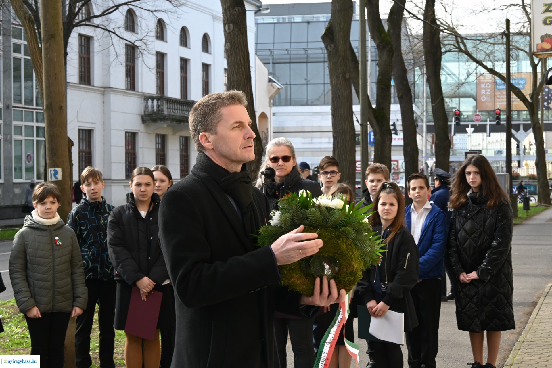 Koszorúzás Irányi Dániel emléktáblájánál