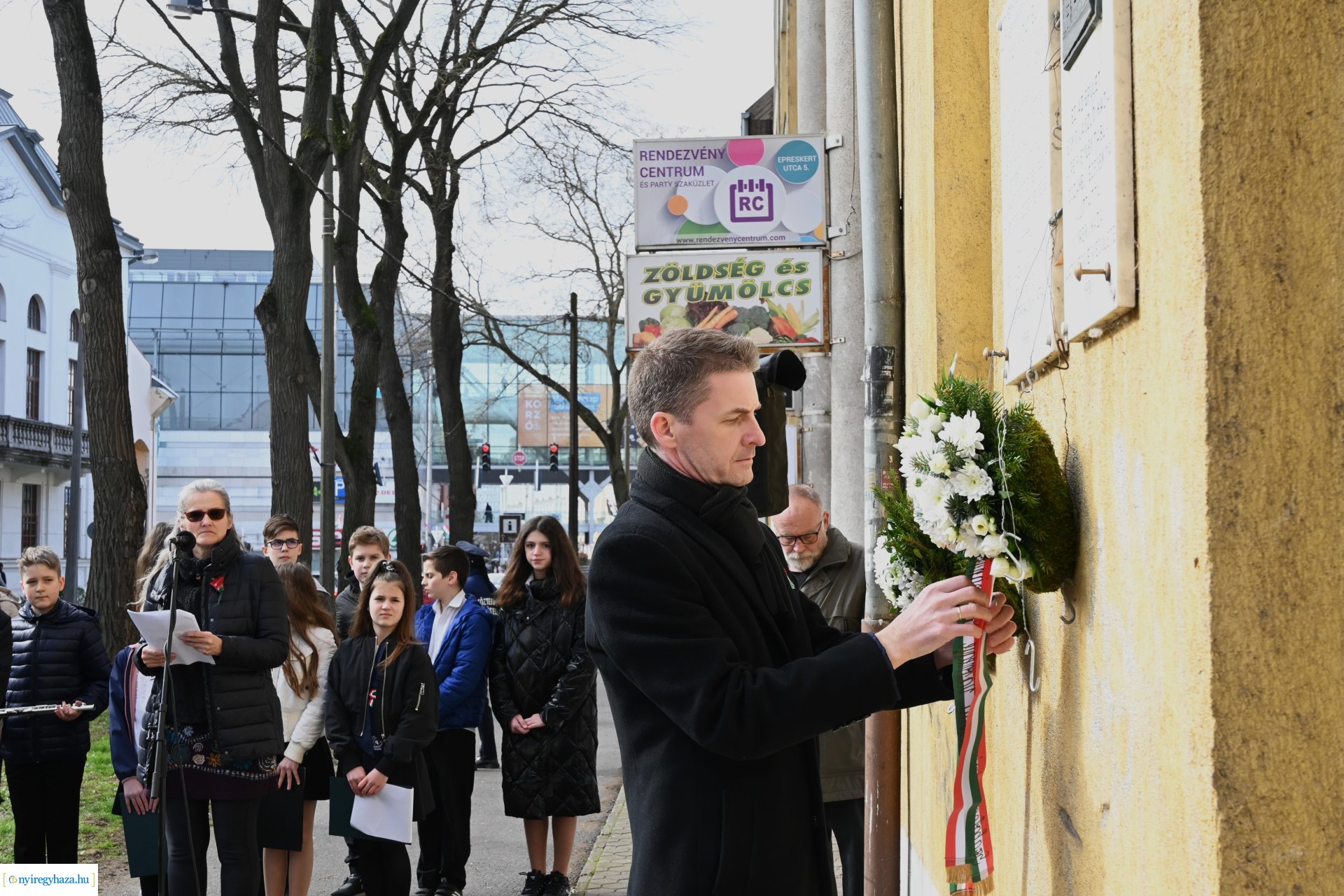 Koszorúzás Irányi Dániel emléktáblájánál