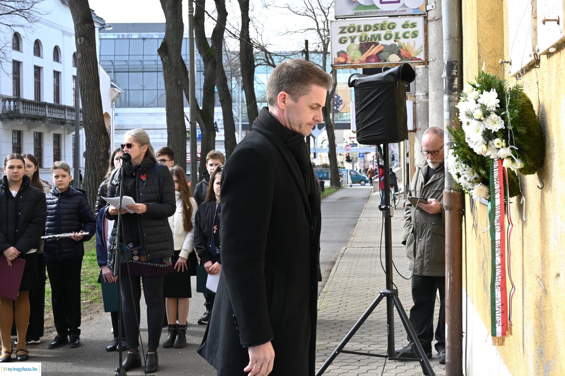 Koszorúzás Irányi Dániel emléktáblájánál