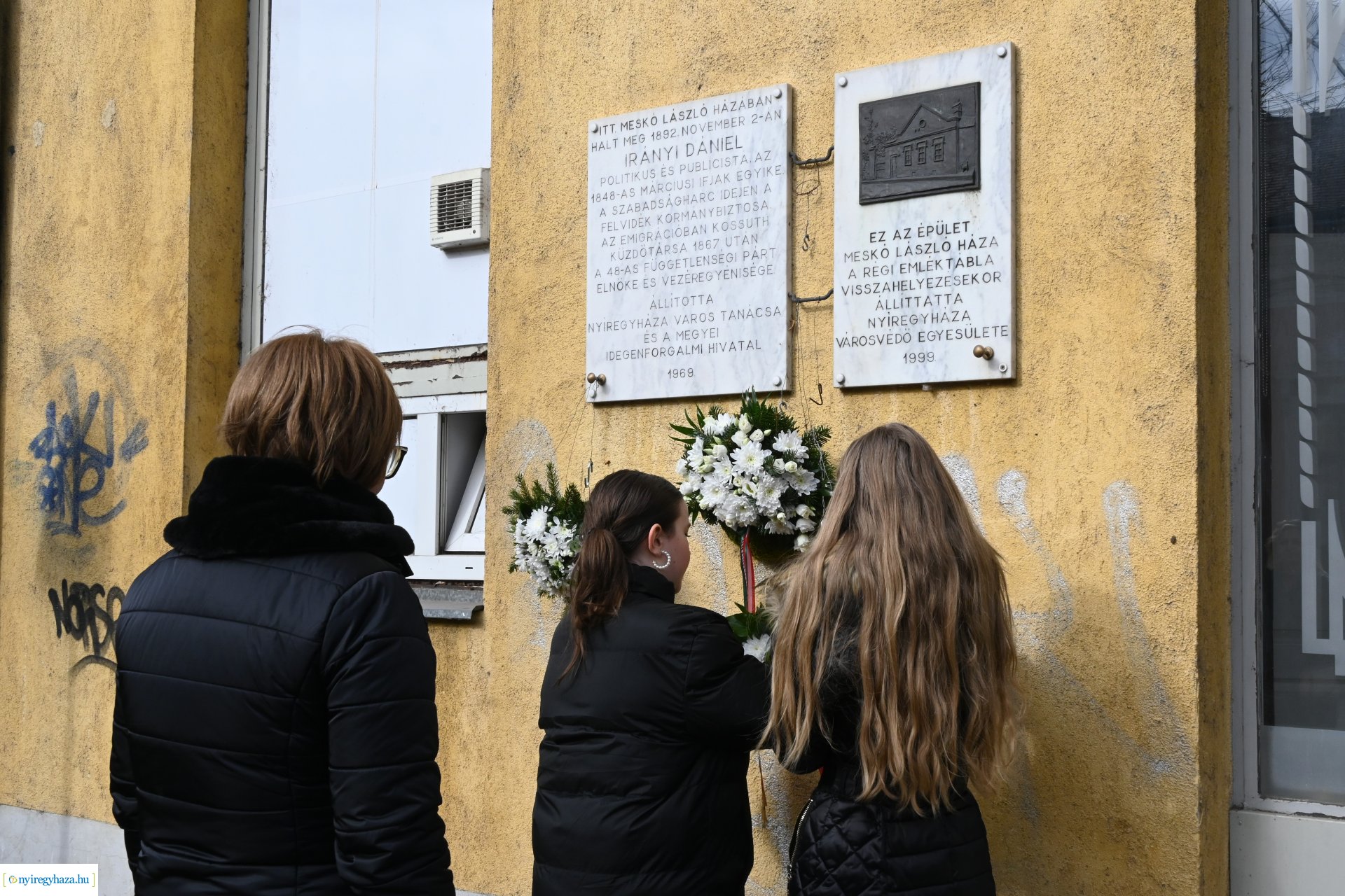 Koszorúzás Irányi Dániel emléktáblájánál