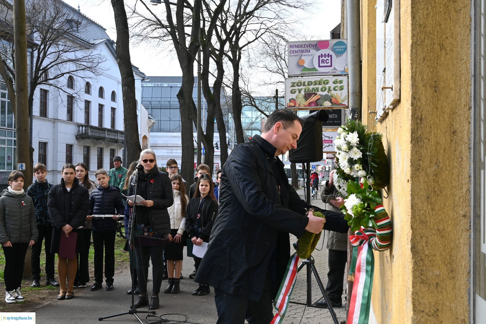Koszorúzás Irányi Dániel emléktáblájánál