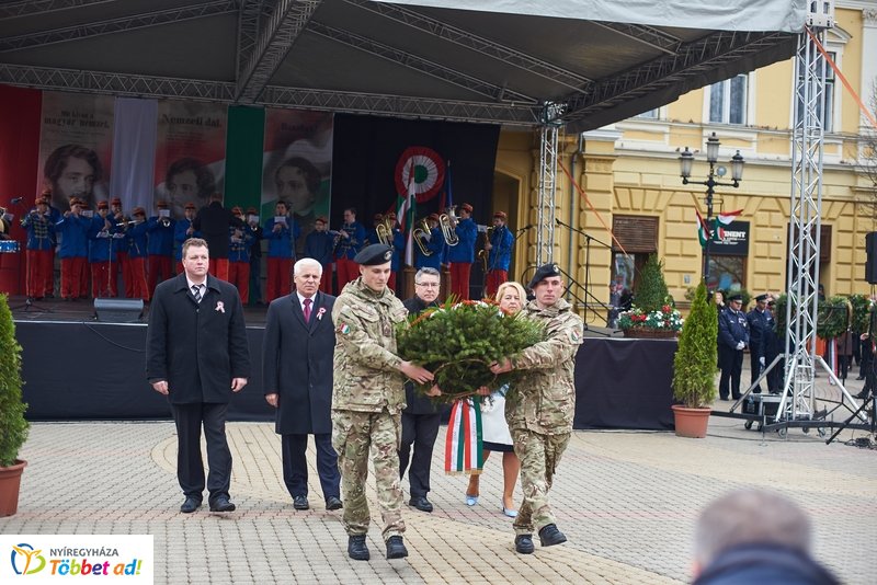 Koszorúzás Kossuth Lajos szobránál