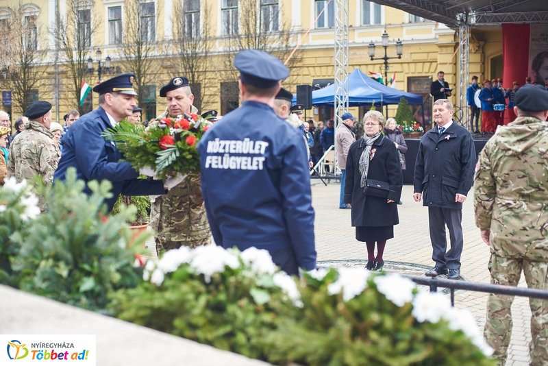 Koszorúzás Kossuth Lajos szobránál