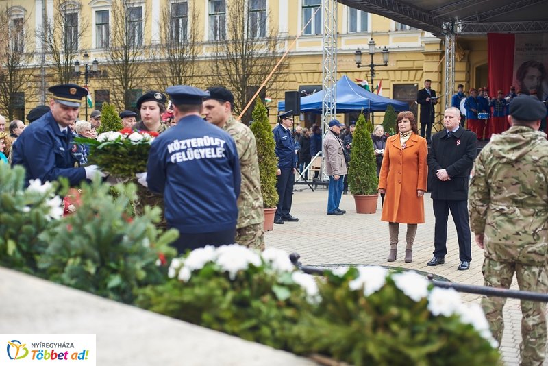 Koszorúzás Kossuth Lajos szobránál