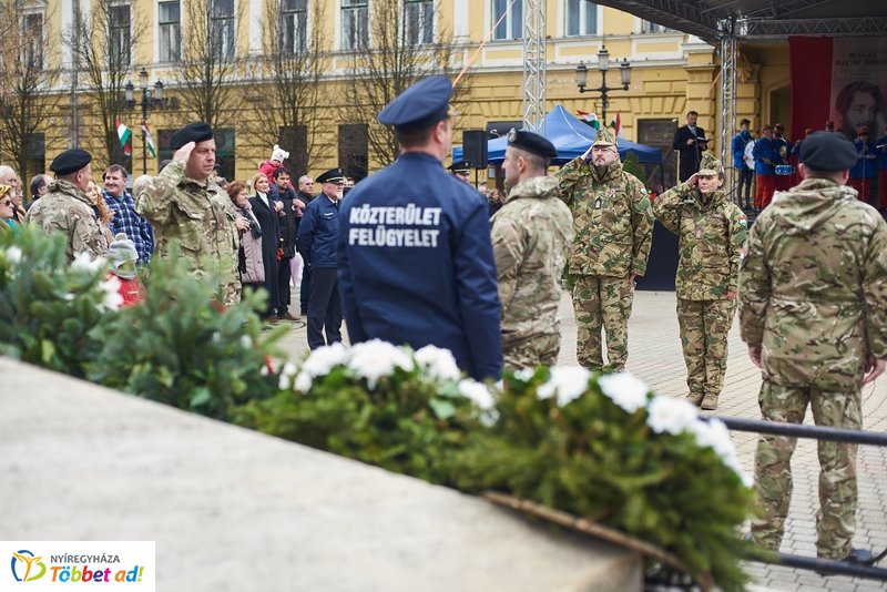 Koszorúzás Kossuth Lajos szobránál