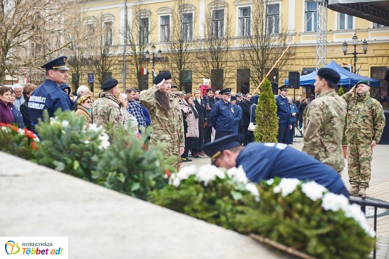Koszorúzás Kossuth Lajos szobránál