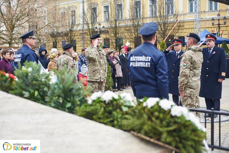 Koszorúzás Kossuth Lajos szobránál