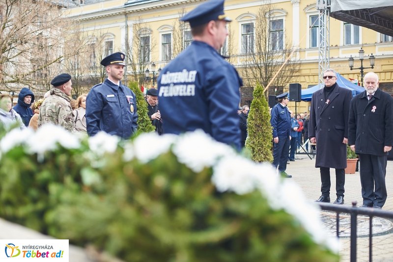 Koszorúzás Kossuth Lajos szobránál