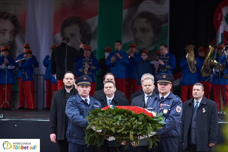 Koszorúzás Kossuth Lajos szobránál