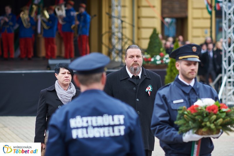 Koszorúzás Kossuth Lajos szobránál