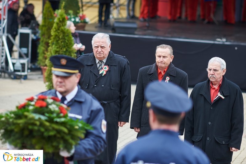 Koszorúzás Kossuth Lajos szobránál