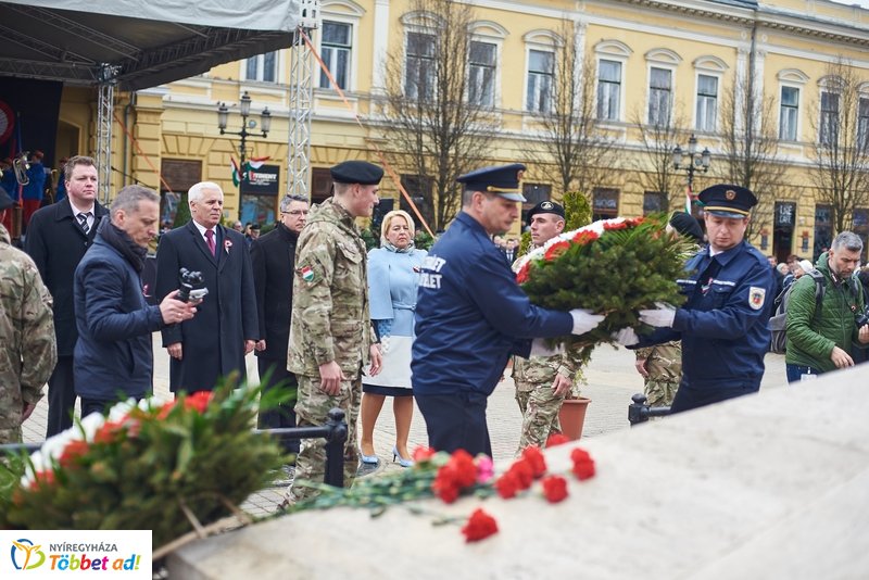 Koszorúzás Kossuth Lajos szobránál