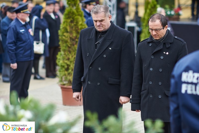 Koszorúzás Kossuth Lajos szobránál