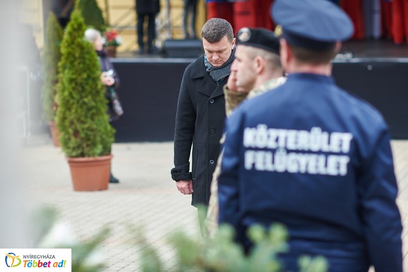 Koszorúzás Kossuth Lajos szobránál