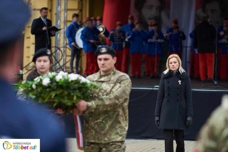 Koszorúzás Kossuth Lajos szobránál