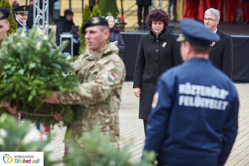 Koszorúzás Kossuth Lajos szobránál