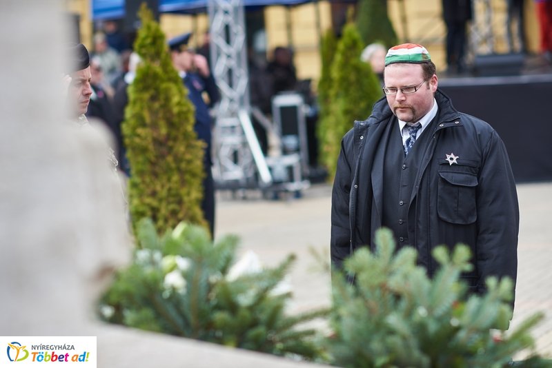 Koszorúzás Kossuth Lajos szobránál