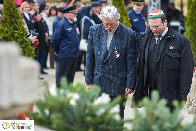 Koszorúzás Kossuth Lajos szobránál
