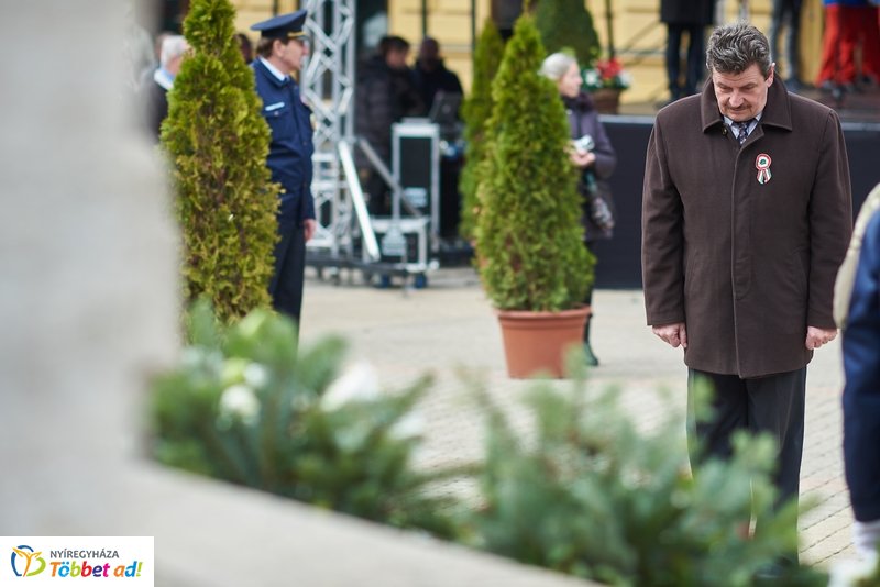 Koszorúzás Kossuth Lajos szobránál