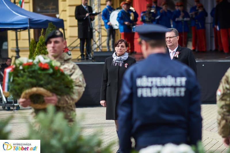 Koszorúzás Kossuth Lajos szobránál