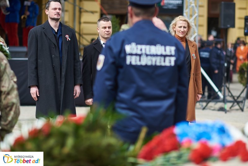 Koszorúzás Kossuth Lajos szobránál