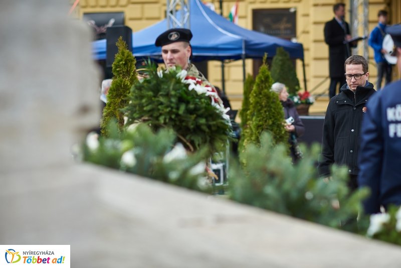 Koszorúzás Kossuth Lajos szobránál