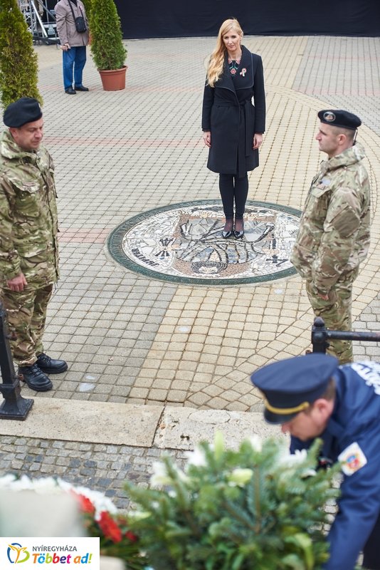 Koszorúzás Kossuth Lajos szobránál