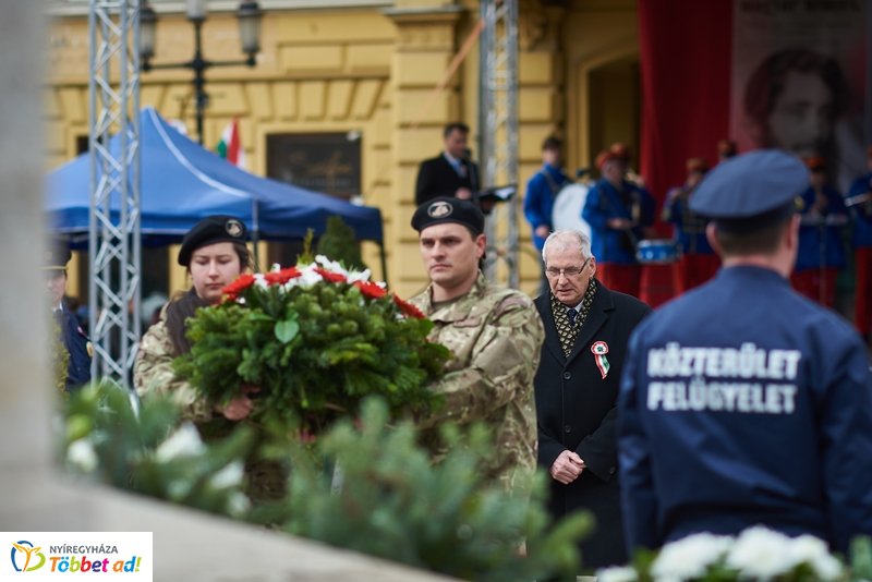 Koszorúzás Kossuth Lajos szobránál