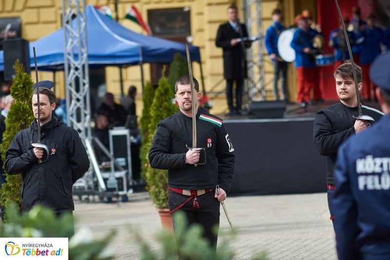 Koszorúzás Kossuth Lajos szobránál