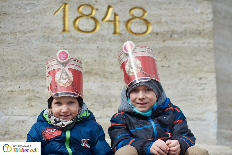 Koszorúzás Kossuth Lajos szobránál