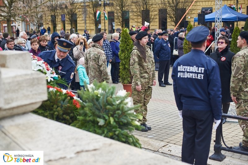Koszorúzás Kossuth Lajos szobránál