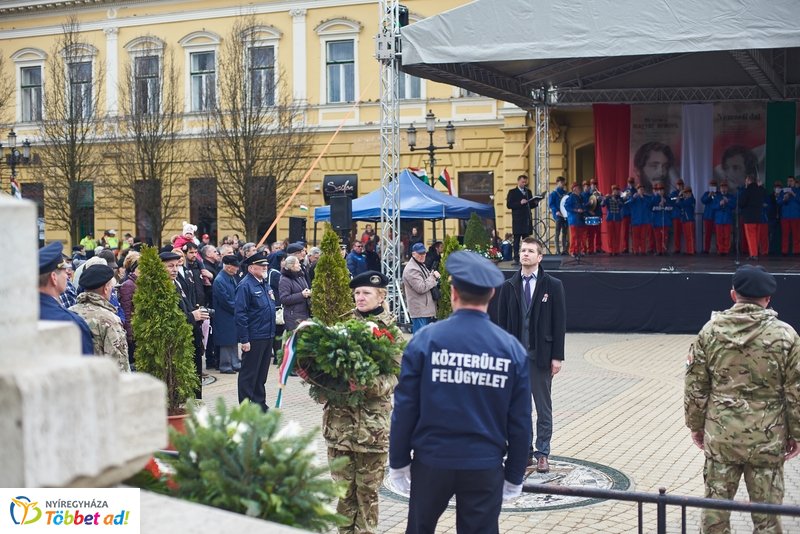 Koszorúzás Kossuth Lajos szobránál