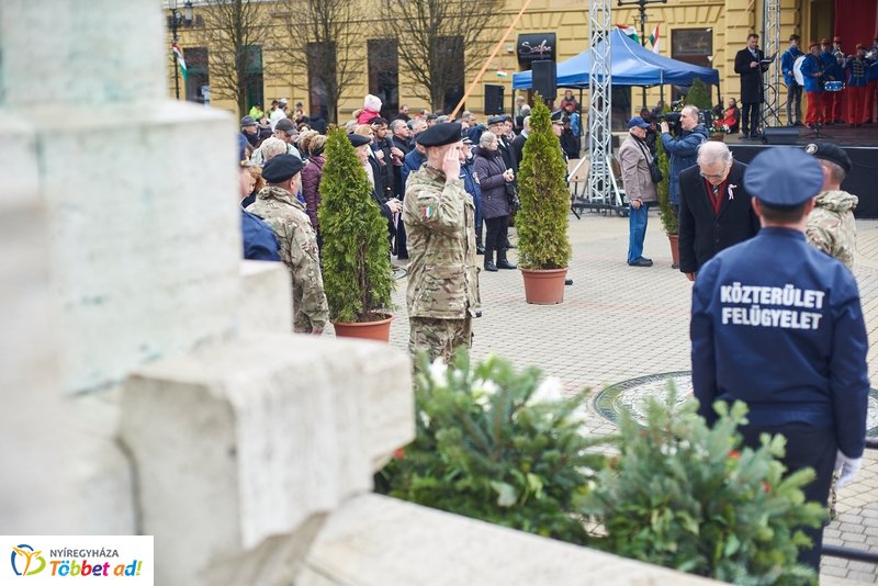 Koszorúzás Kossuth Lajos szobránál
