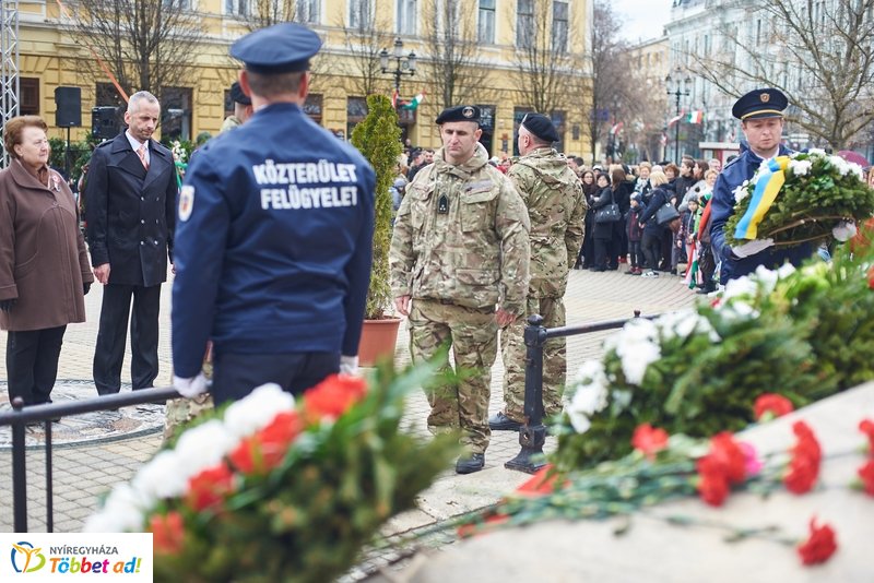 Koszorúzás Kossuth Lajos szobránál