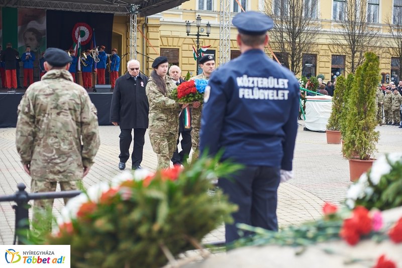 Koszorúzás Kossuth Lajos szobránál