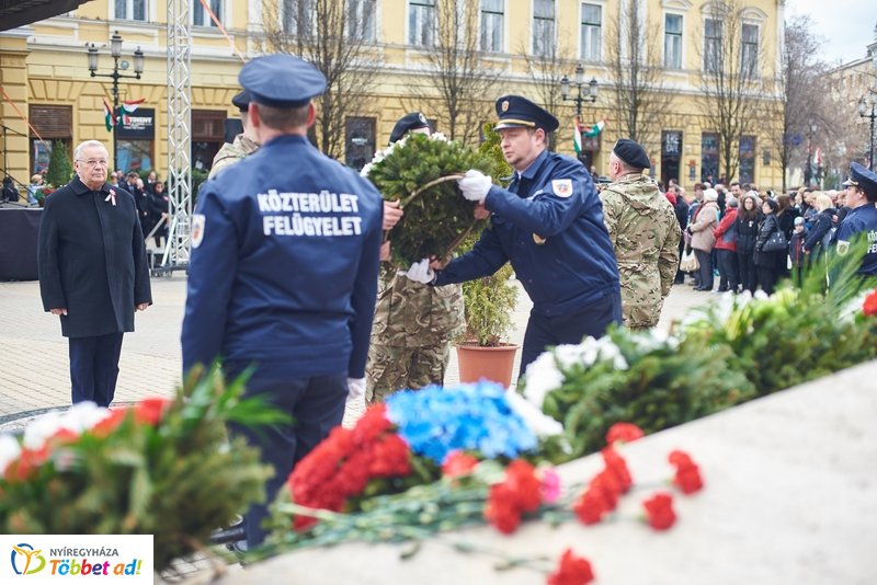 Koszorúzás Kossuth Lajos szobránál