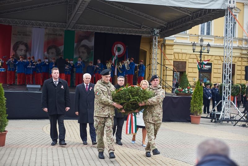 Koszorúzás Kossuth Lajos szobránál