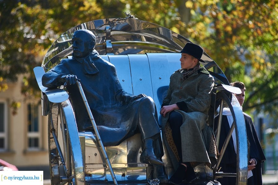 Koszorúzás Krúdy Gyula szobránál 2021