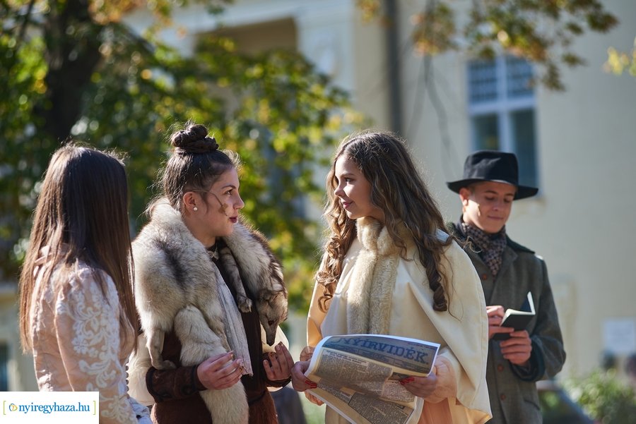 Koszorúzás Krúdy Gyula szobránál 2021