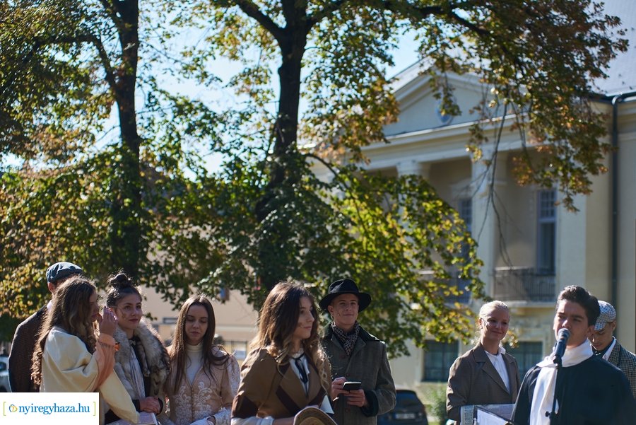 Koszorúzás Krúdy Gyula szobránál 2021