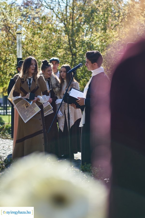 Koszorúzás Krúdy Gyula szobránál 2021