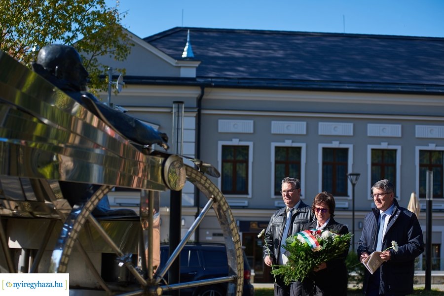 Koszorúzás Krúdy Gyula szobránál 2021