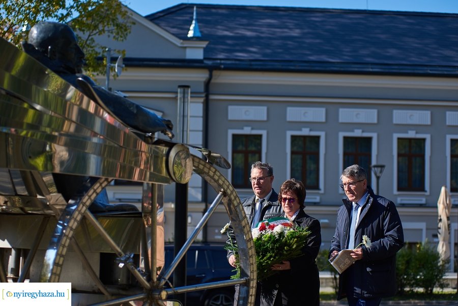 Koszorúzás Krúdy Gyula szobránál 2021