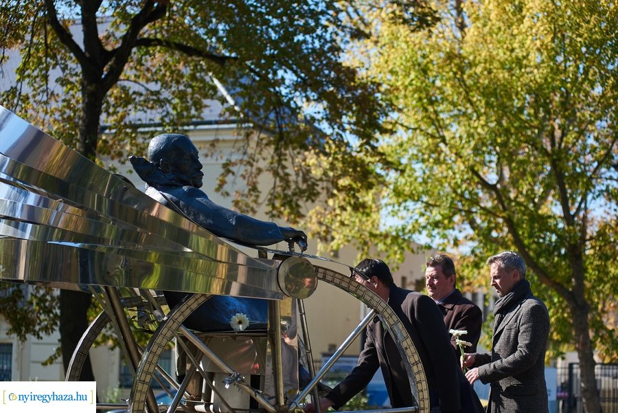 Koszorúzás Krúdy Gyula szobránál 2021