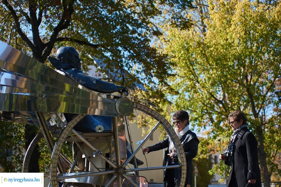 Koszorúzás Krúdy Gyula szobránál 2021